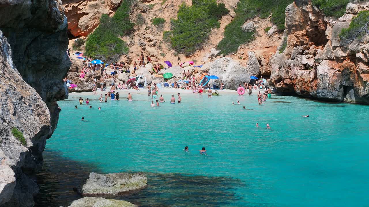 地中海的小海滩，清澈的海水，游客们在这里享受日光浴。马略卡岛的卡拉德尔莫罗岛。视频素材