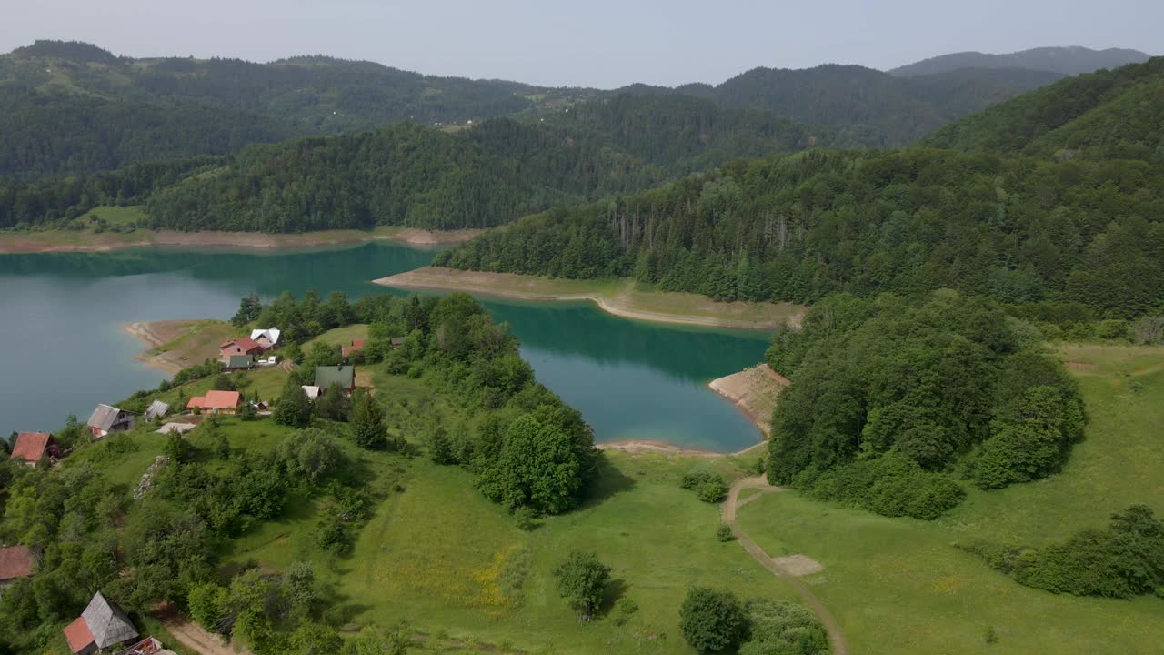 夏季美丽的山湖和乡村全景。自然户外旅游目的地，国家公园塔拉，Zaovine湖，塞尔维亚视频下载