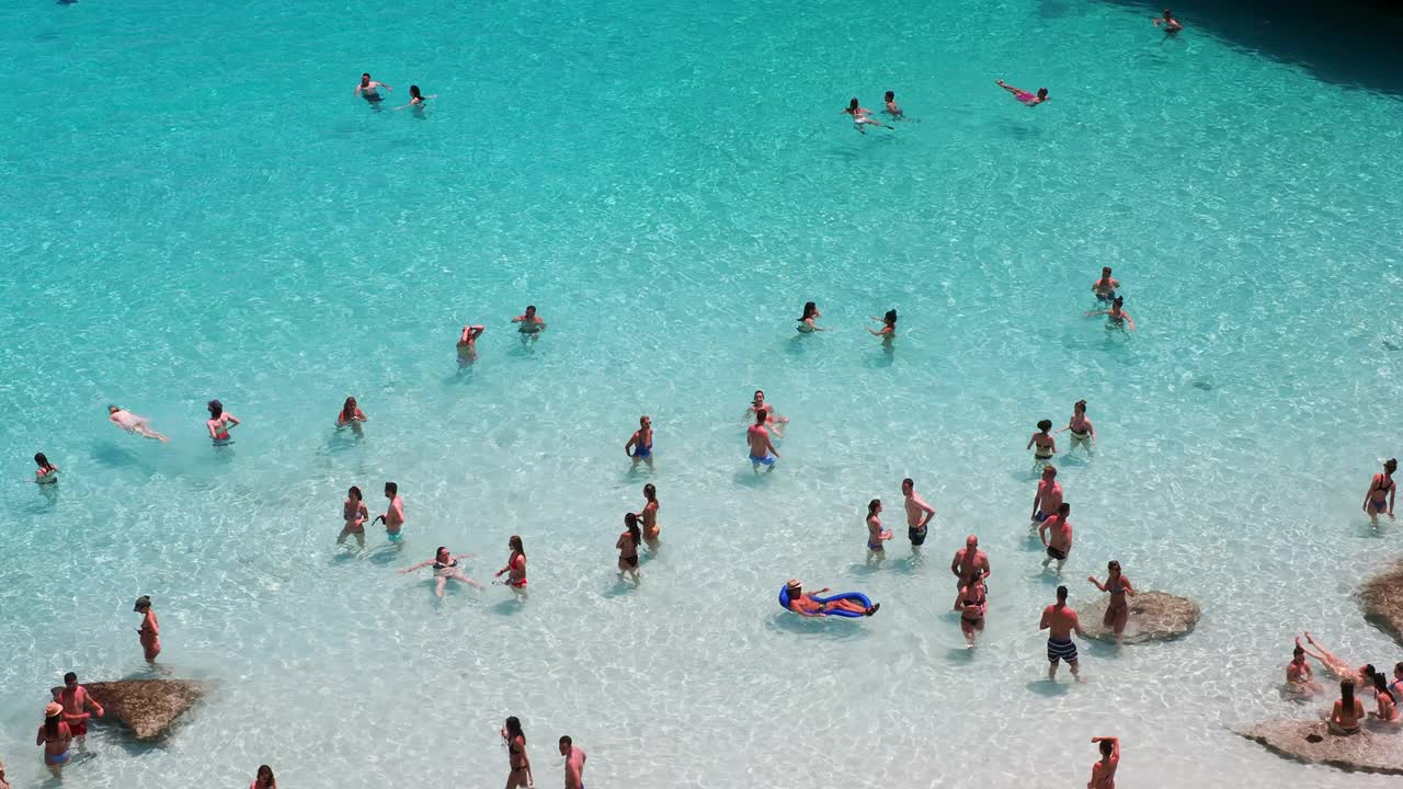 海滩与透明的海水在地中海与游客日光浴。马略卡岛的卡拉德尔莫罗岛。视频素材