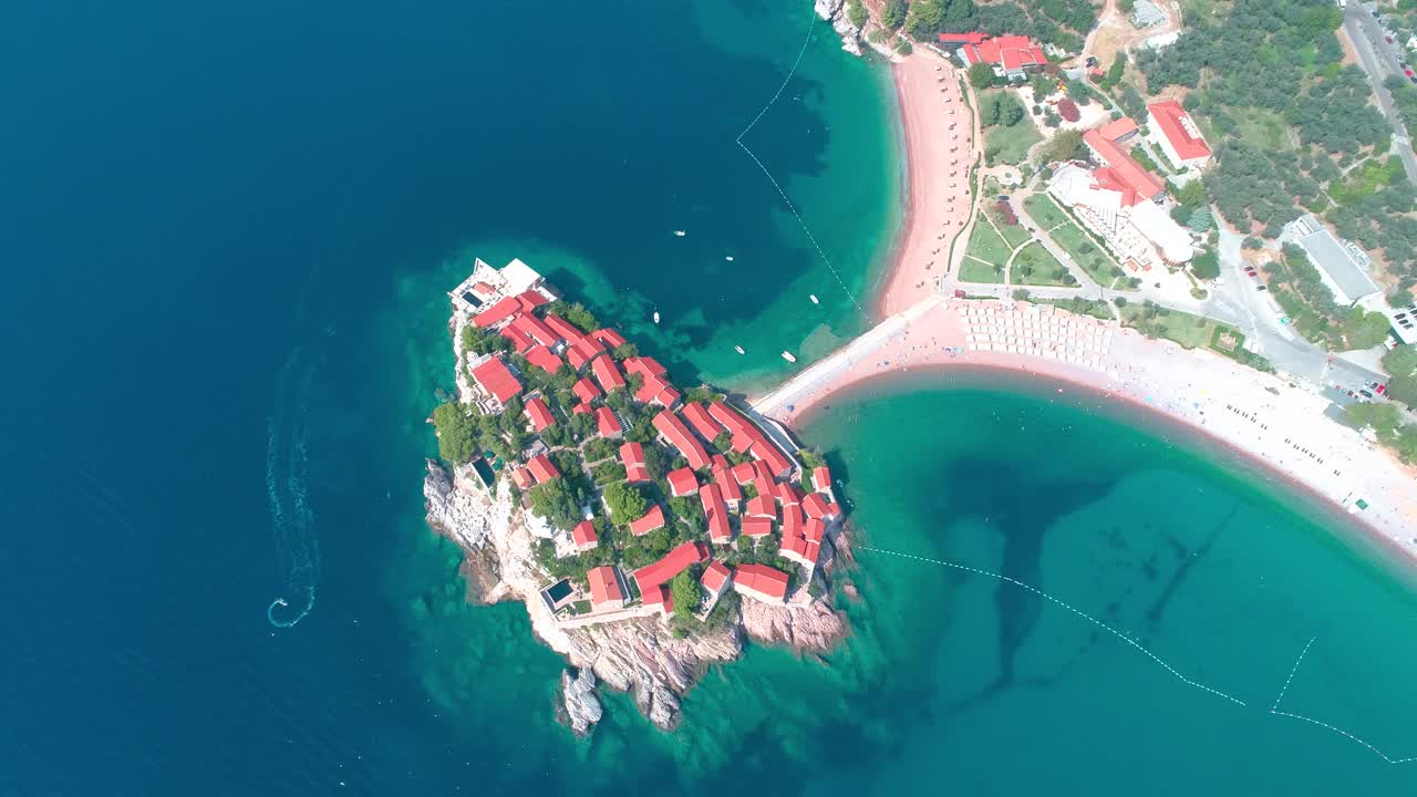 Sveti Stefan,黑山。亚得里亚海上的古老而现代的城镇视频素材