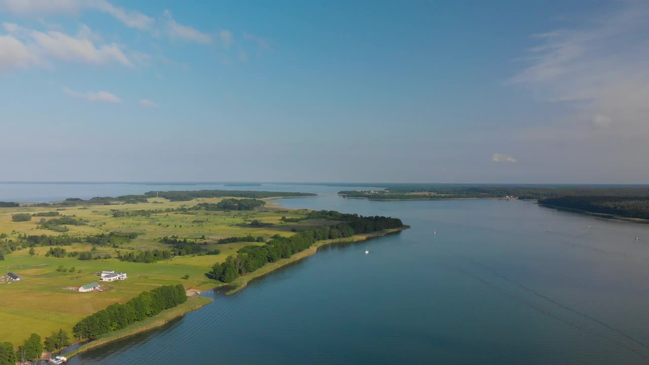 夏日美丽湖泊全景(航拍)视频素材