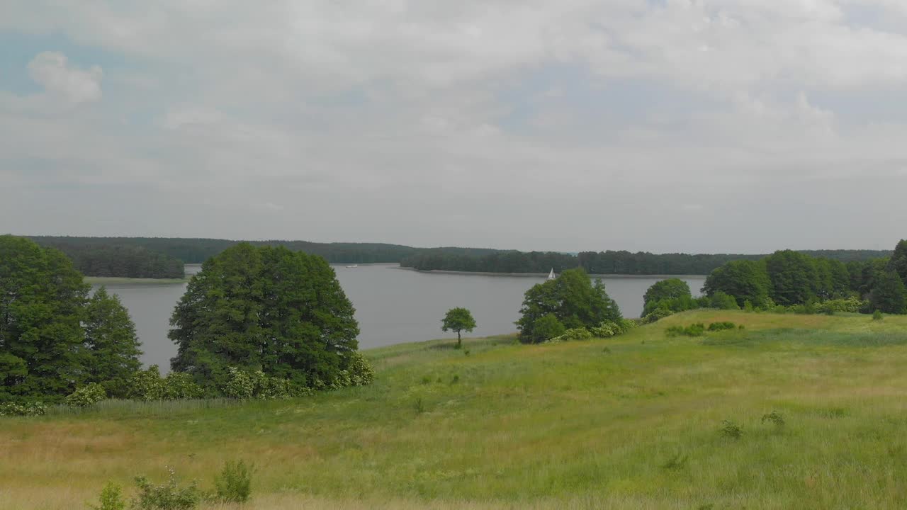 夏日美丽湖泊全景(航拍)视频素材