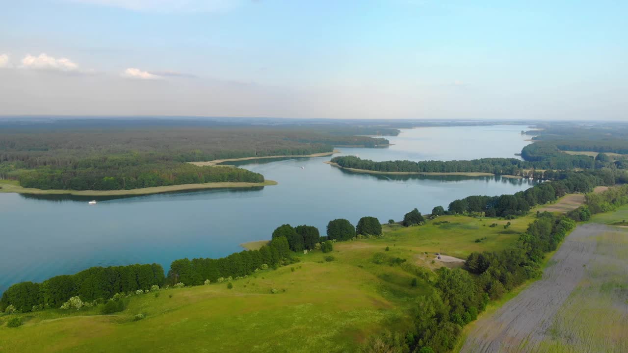 夏日美丽湖泊全景(航拍)视频素材