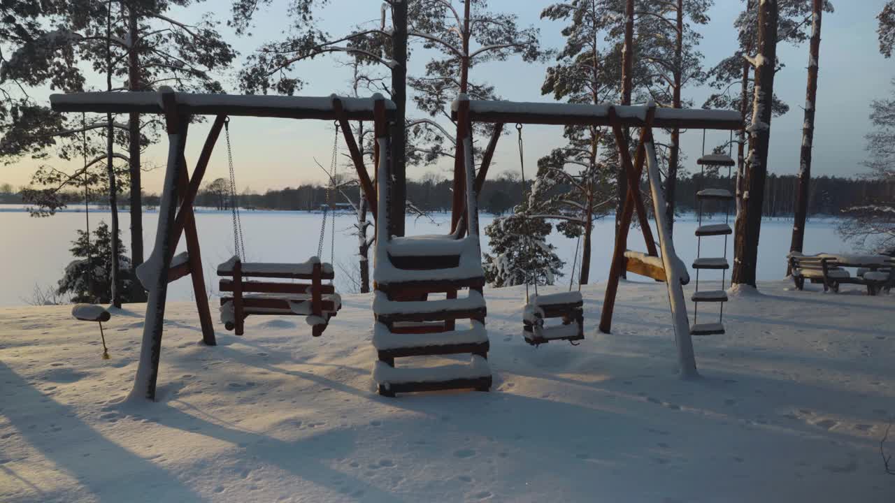 在一个美丽的霜冻的早晨，穿过覆盖着积雪的森林。没有人。视频素材