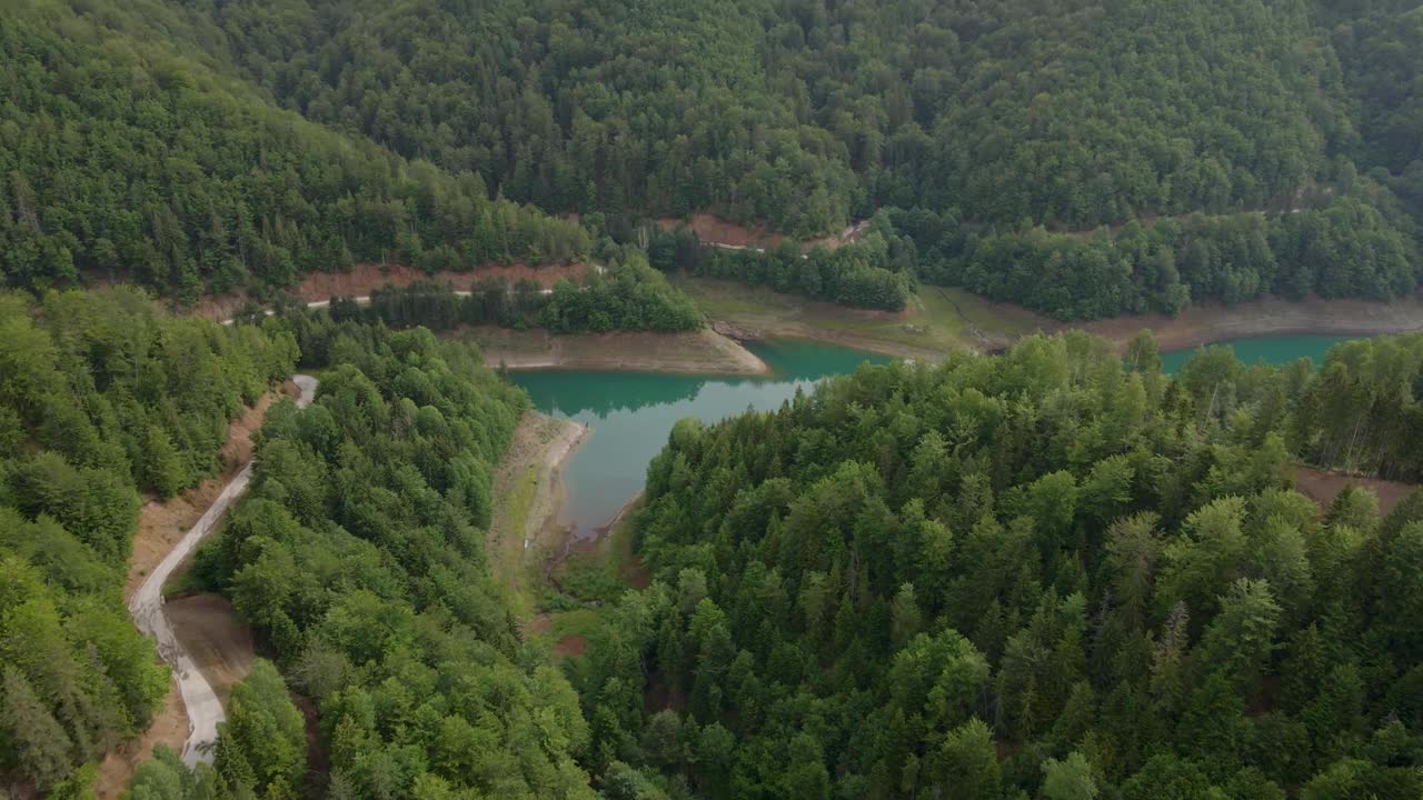 美丽的鸟瞰图Zaovine湖在塔拉山，塞尔维亚。夏天,早上雾蒙蒙的。视频素材