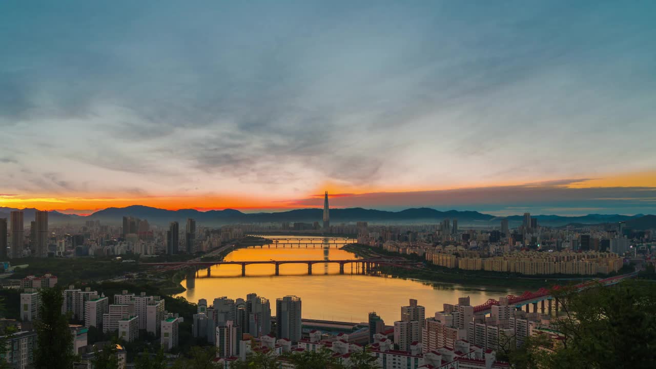 日出天空之城。自然粉红天际线日出城市。天空五彩缤纷的天空视频素材