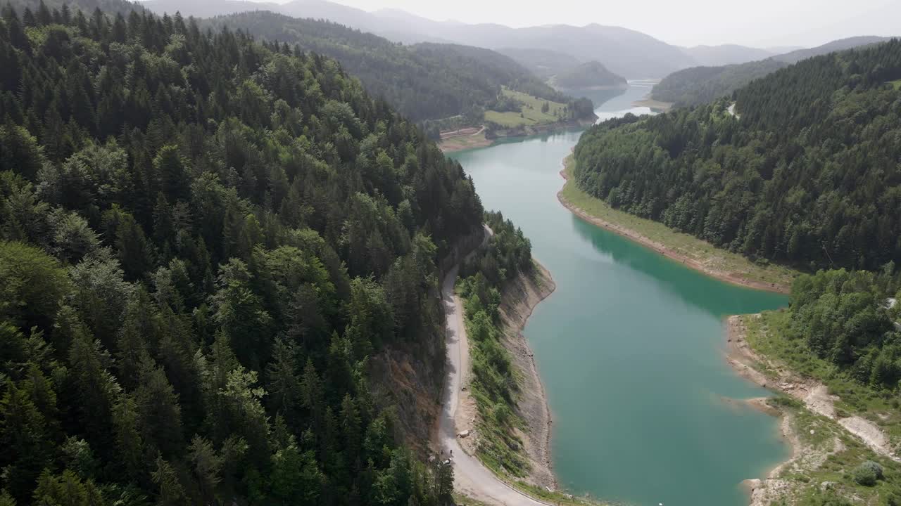 风景与山湖。塔拉国家公园，佐汶湖在晨雾中，鸟瞰图。大自然户外旅游目的地，塔拉山，塞尔维亚视频下载