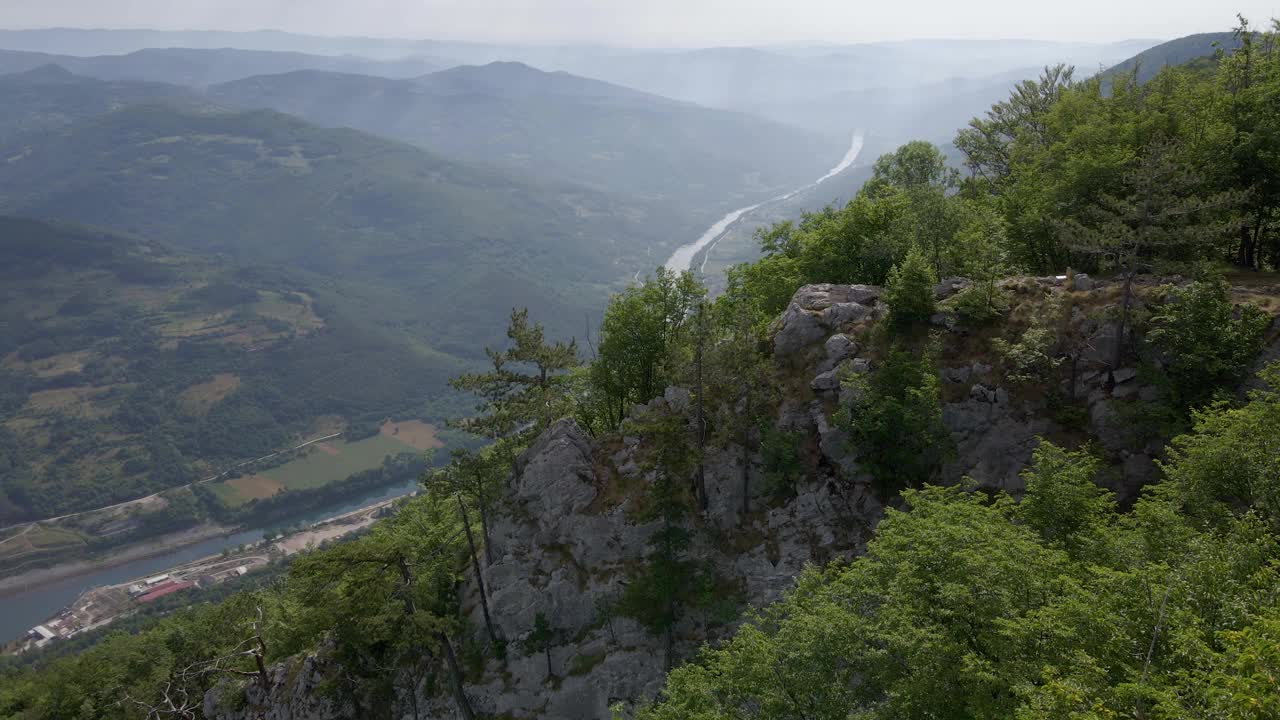 空中全景从Banjska stena在塔拉国家公园，塞尔维亚与Perucac湖和河流和峡谷德里纳的观点视频素材