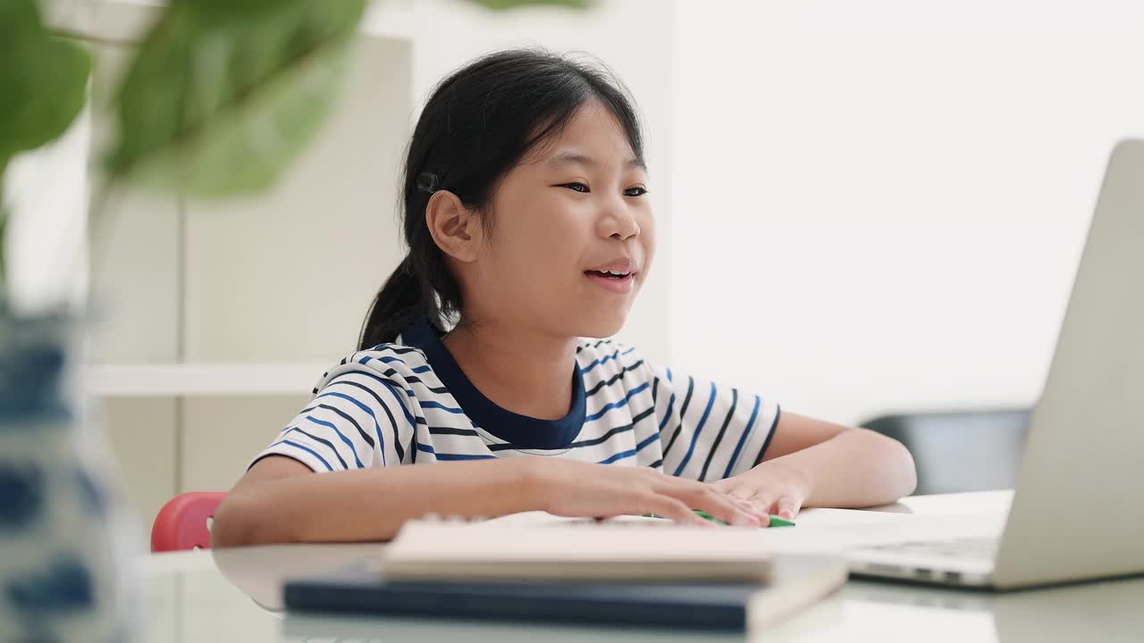 亚洲女孩学习在线课堂视频素材