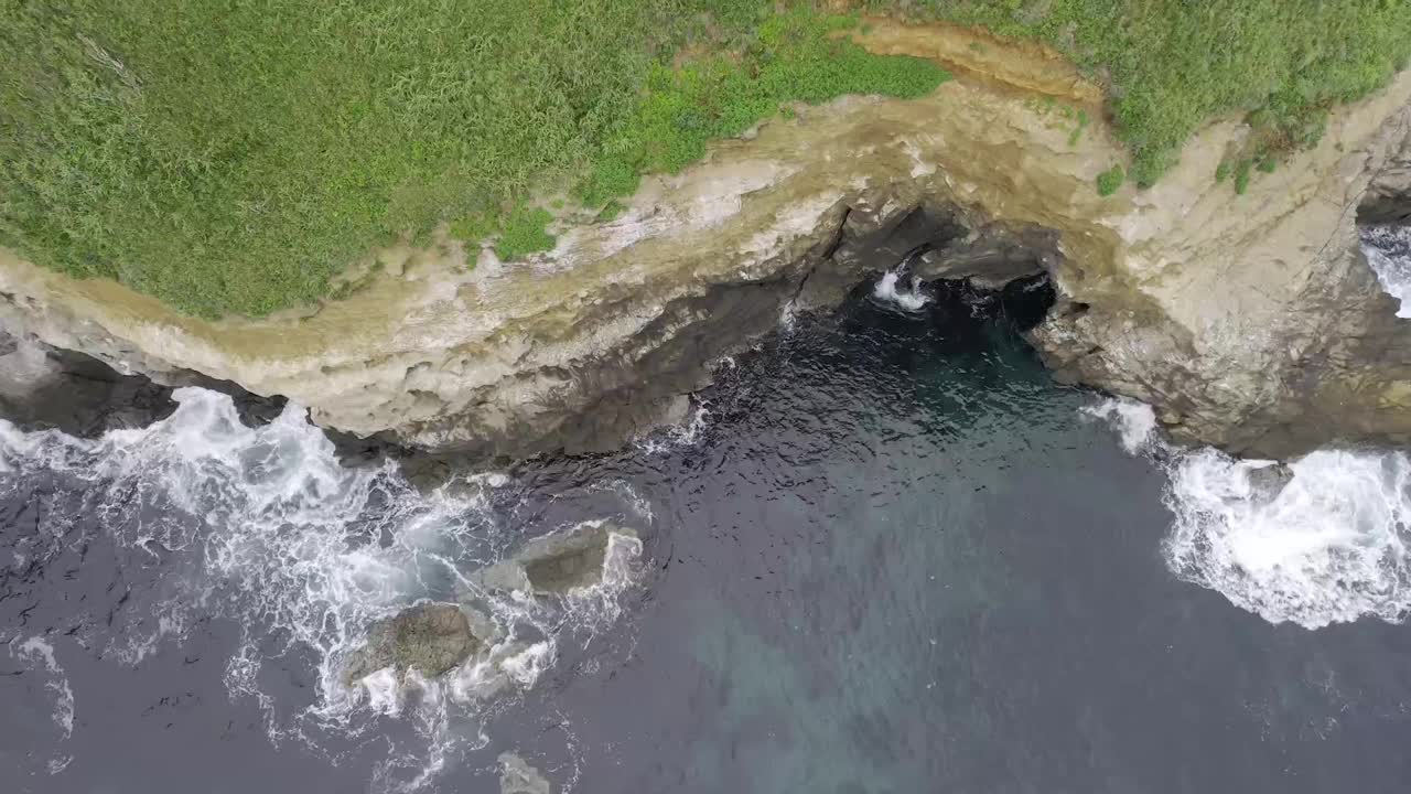 海浪在悬崖下冲击着海岸视频素材