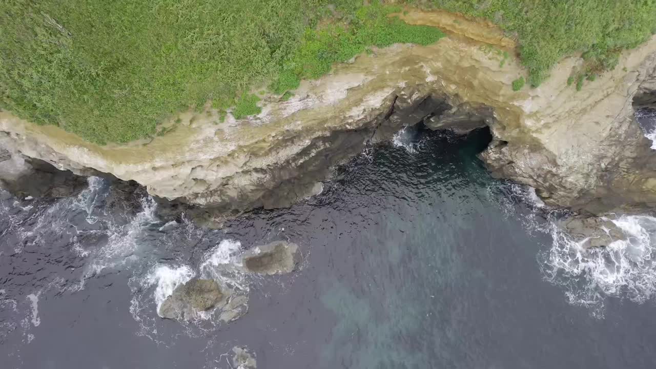 海浪在悬崖下冲击着海岸视频素材