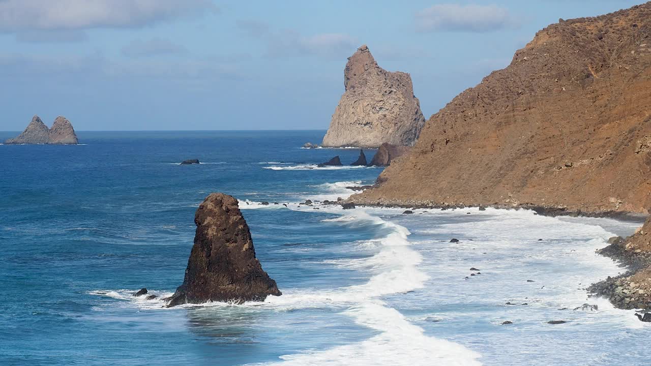 巨浪冲击着特内里费岛海岸。Benijo海滩的高架景观。视频素材