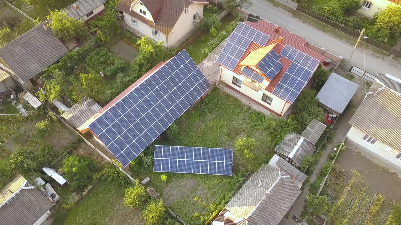 屋顶上有太阳能电池板的私人住宅鸟瞰图。用于建筑和地面可再生能源的光电系统。视频素材