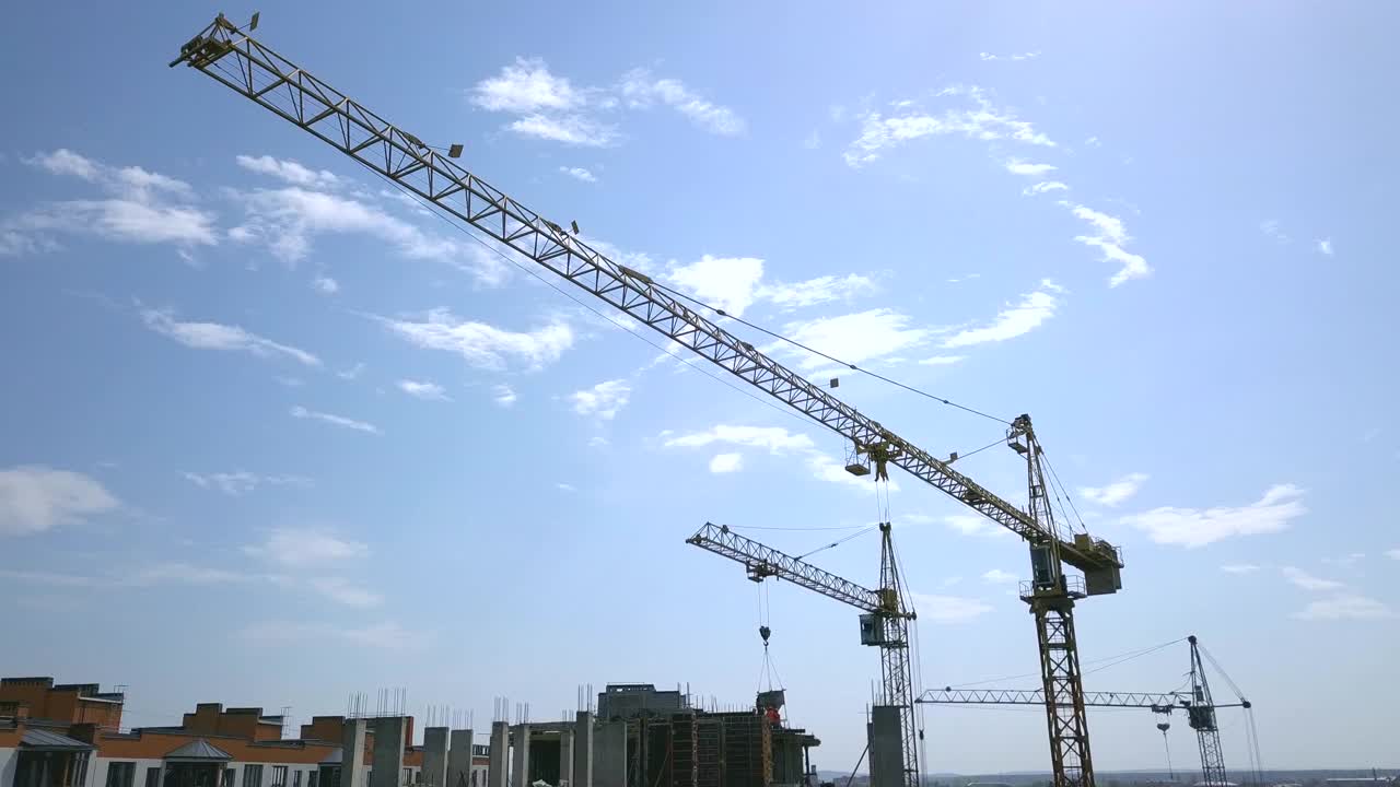 新建住宅楼施工现场的工业塔式起重机。视频素材