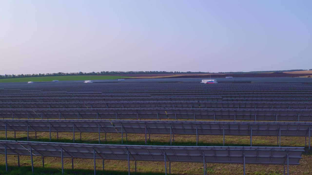 太阳能电池板，后视图。反射器太阳光线集中的接收器和反射器能源工业的设备和设备。视频素材