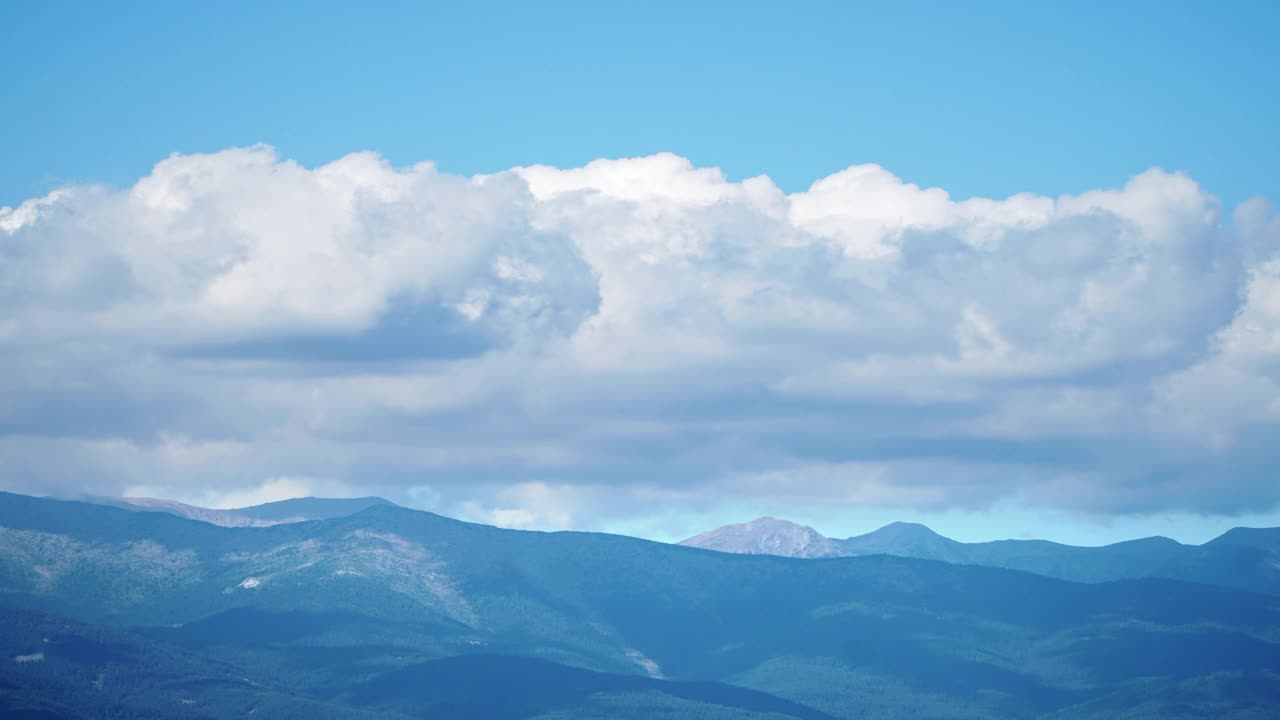 云在山景和山谷中移动，时间流逝视频素材