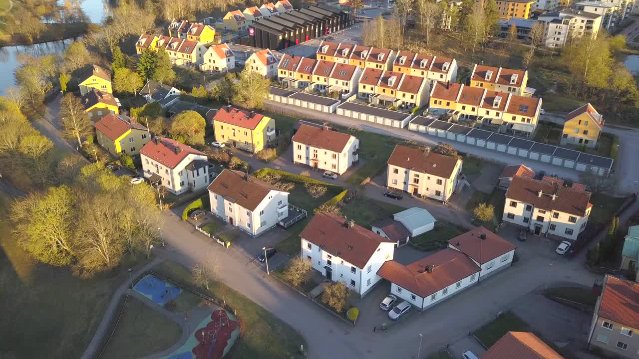 郊区住宅鸟瞰图。视频素材