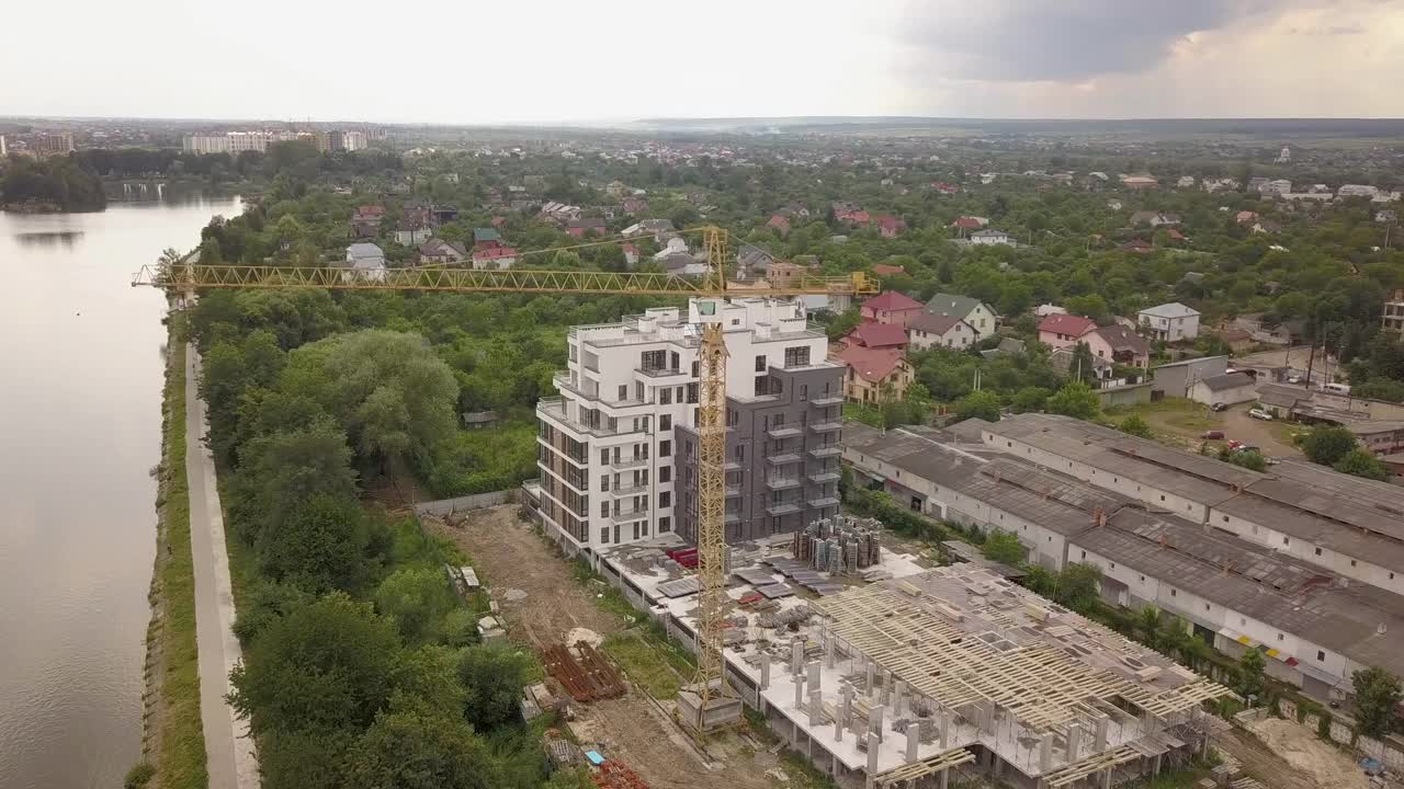 塔吊及在建住宅楼鸟瞰图。视频素材