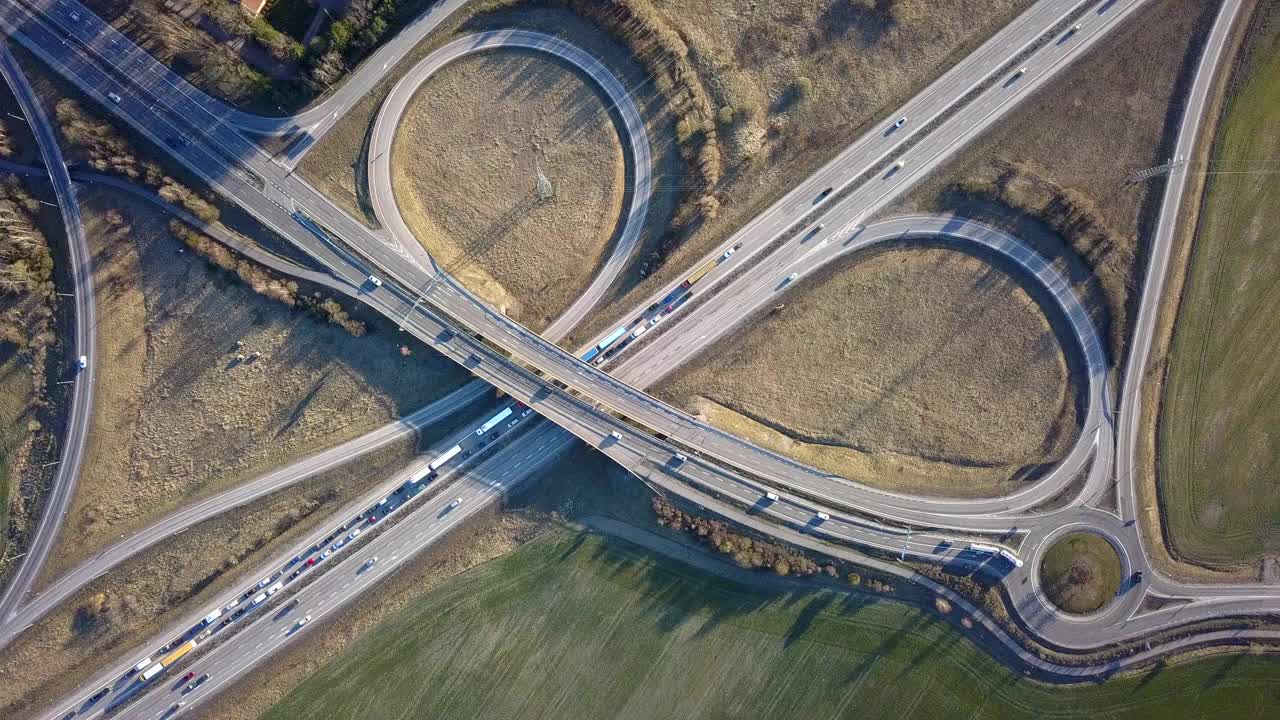 鸟瞰图的高速公路交叉口与移动的交通车辆。视频素材