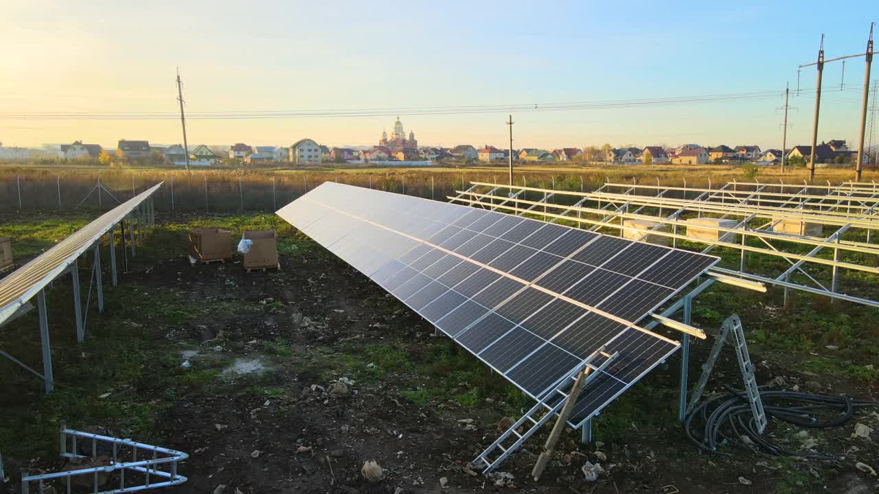 在绿地上建设太阳能发电厂。组装用于清洁生态能源生产的电板。视频素材