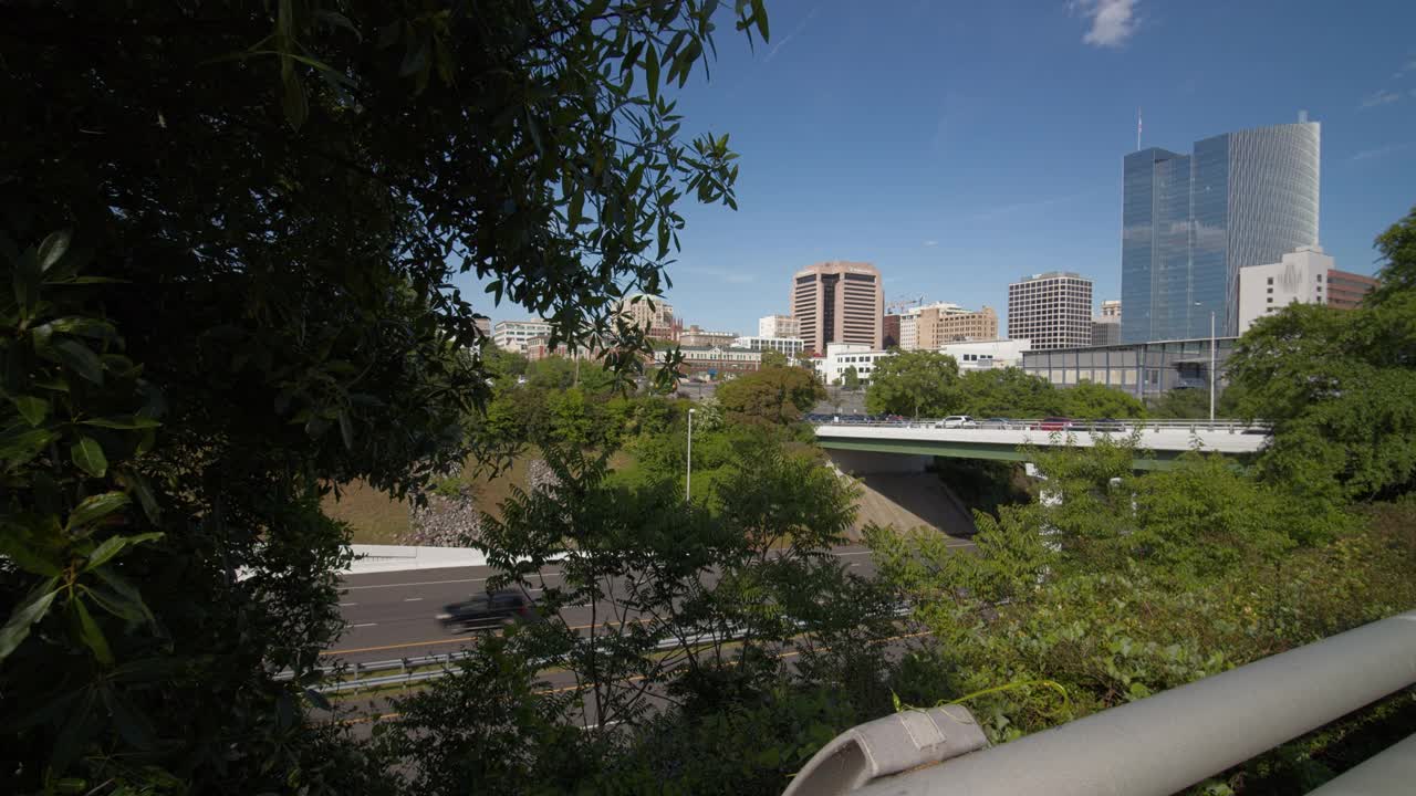 在一个阳光明媚的夏日，里士满市中心和市中心高速公路的景色。视频素材