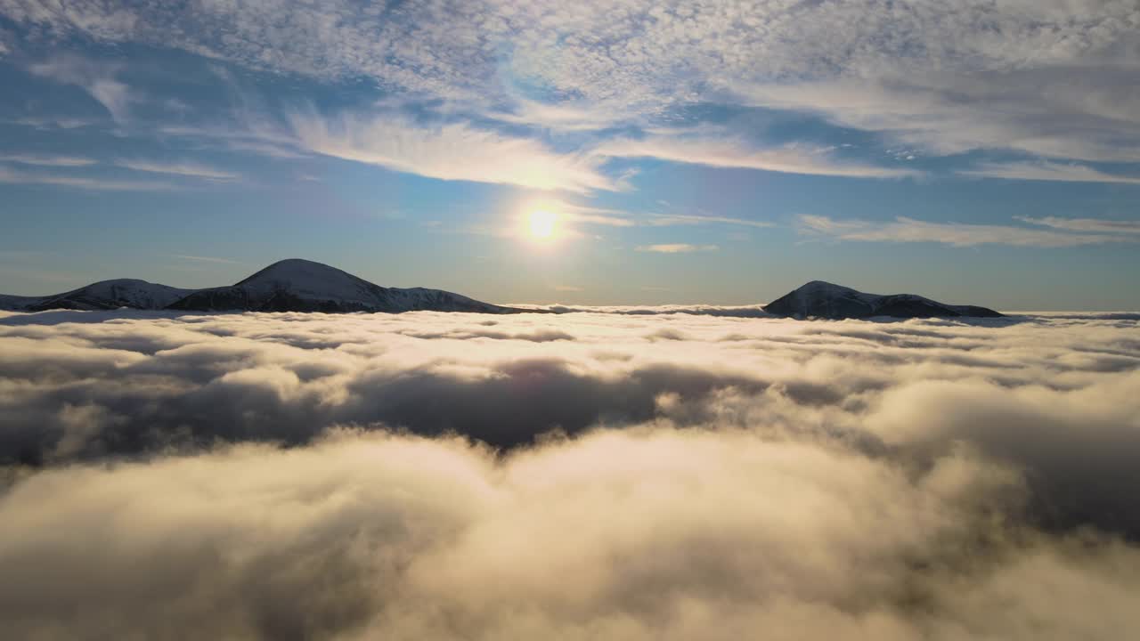 鸟瞰图生机勃勃的日出在白色的浓雾与遥远的喀尔巴阡山脉在地平线上黑暗的山峰。视频素材