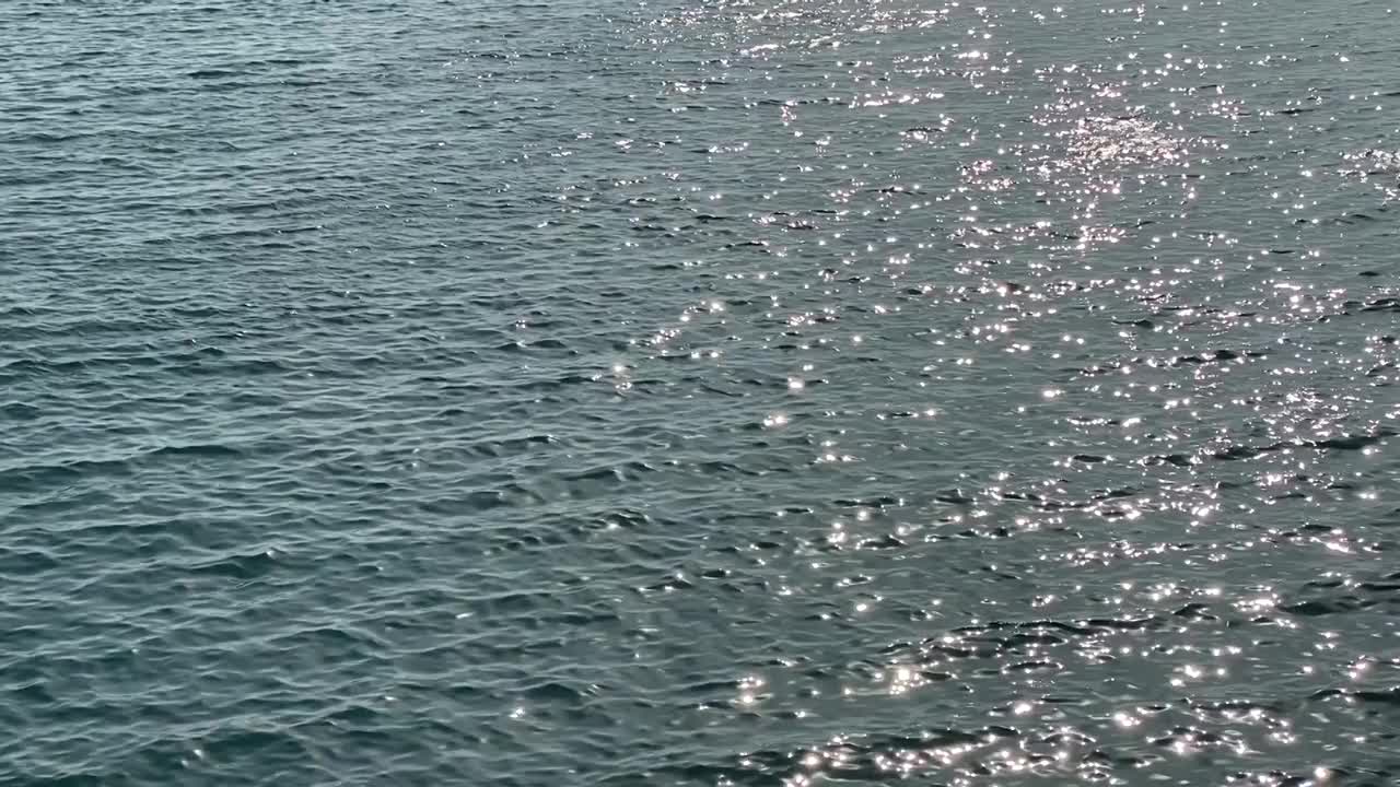 傍晚银色海水背景。闪闪发光的海水。美丽的海景。海上浪漫的黄昏。视频素材