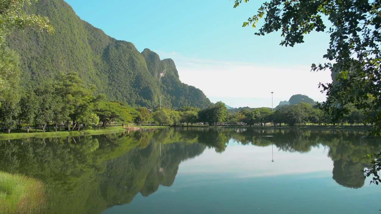 绿树成荫，青山碧水，自然池塘幽静。视频素材