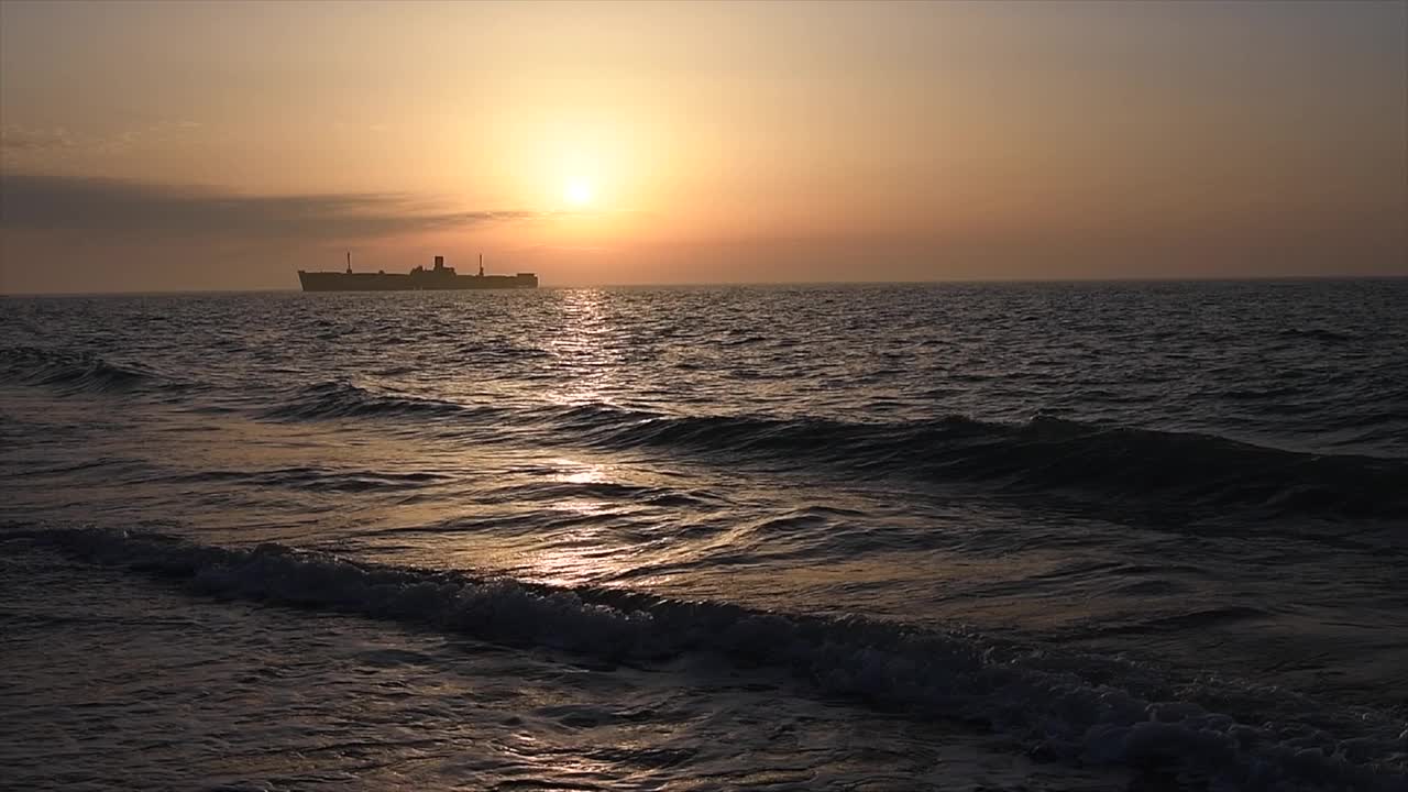 海面上的日出景观是慢镜头。海洋海滩日出视频素材