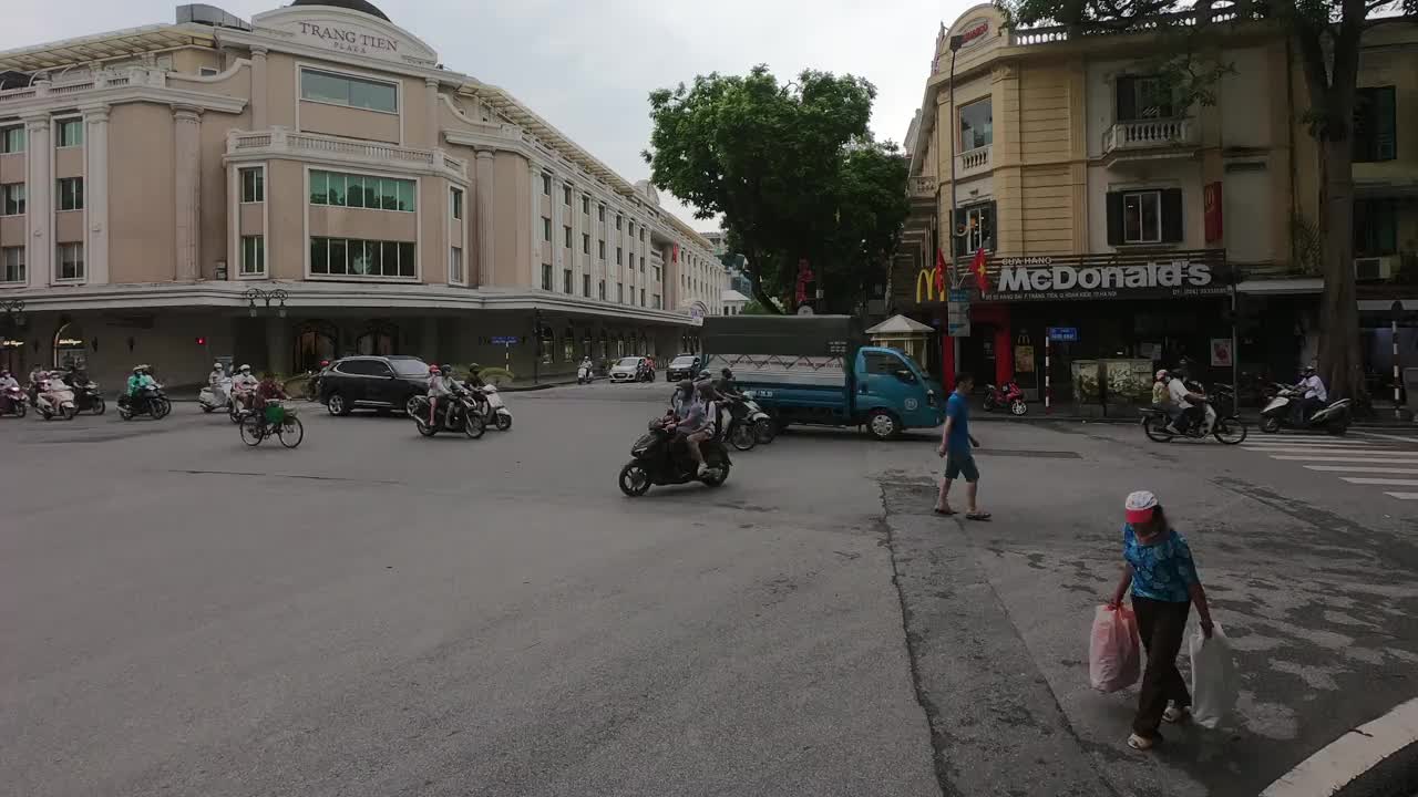 交通在越南。河内市中心的十字路口。时间流逝视频素材