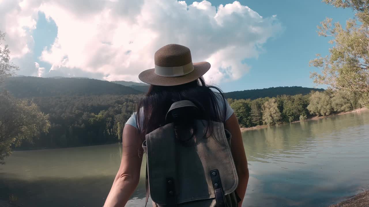 徒步旅行的女子接近河公园跳跃庆祝赢到达目的地视频素材