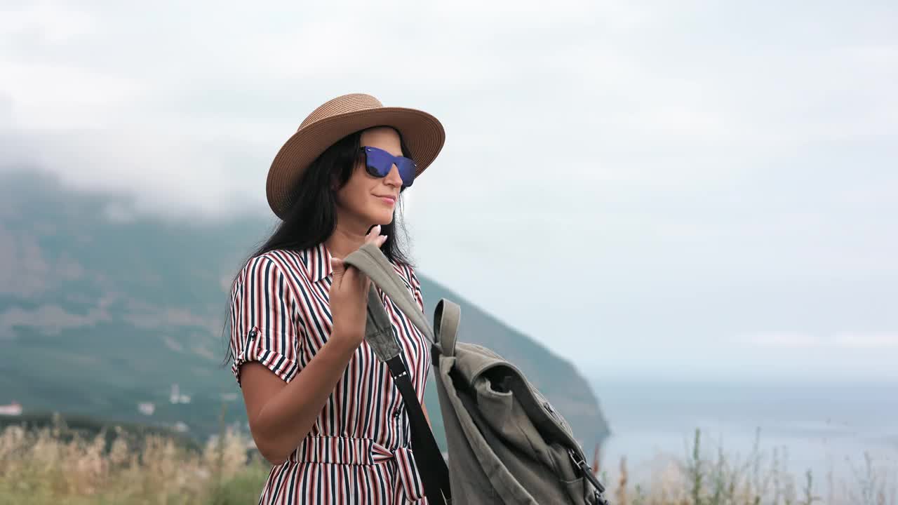 快乐优雅的女游客背包欣赏惊人的自然风景从山顶视频素材