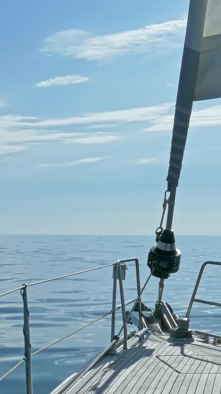 在加勒比海平静的海面上，帆船在平静的水面上低头。帆和钻机的视图视频素材