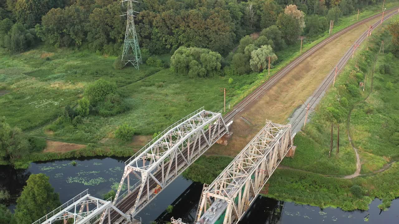 这列火车乘铁路桥旅行。鸟瞰图。视频素材