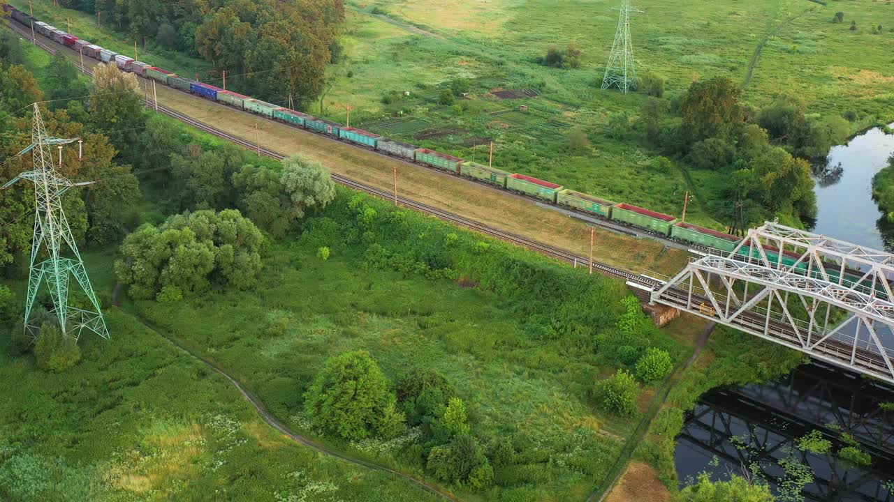 这列火车乘铁路桥旅行。鸟瞰图。视频素材