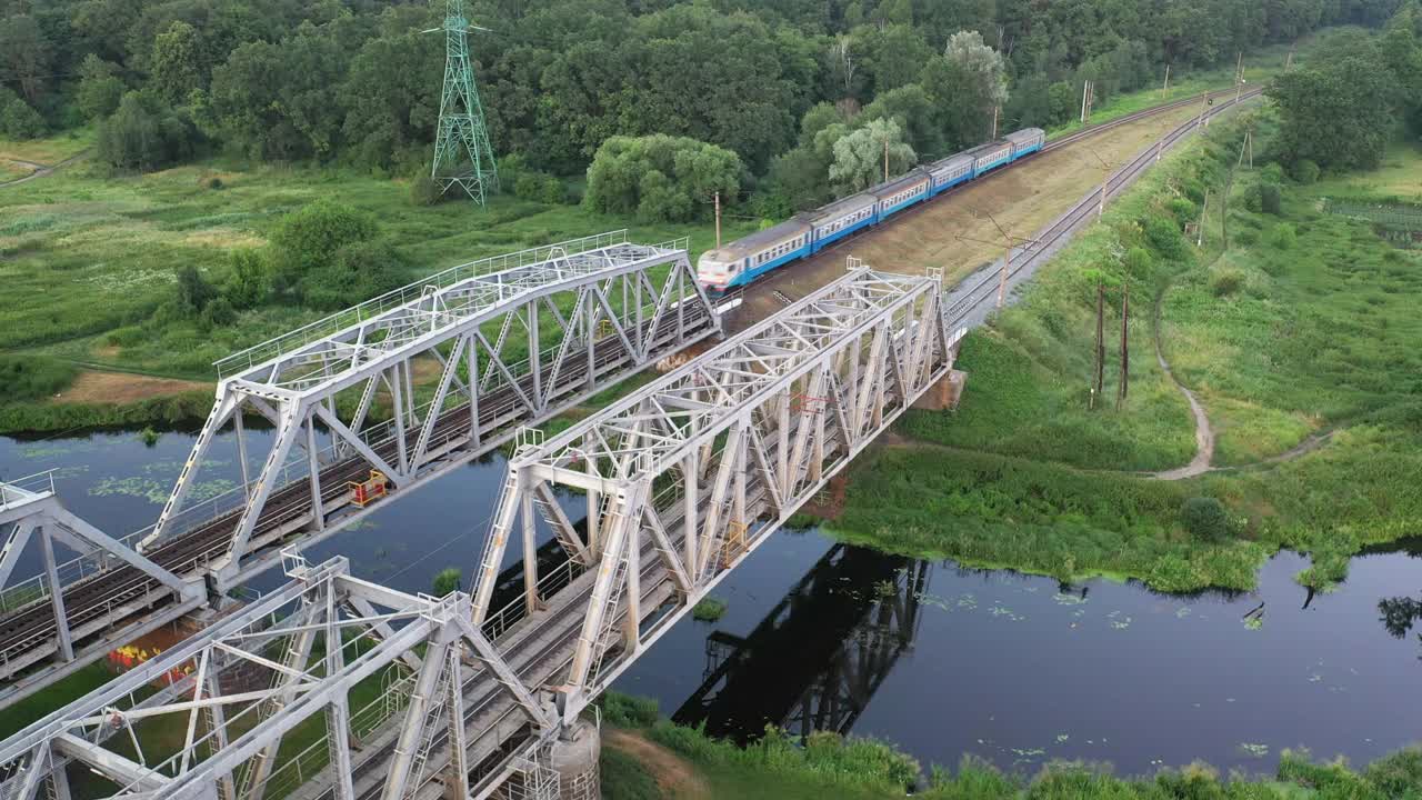 这列火车乘铁路桥旅行。鸟瞰图。视频素材