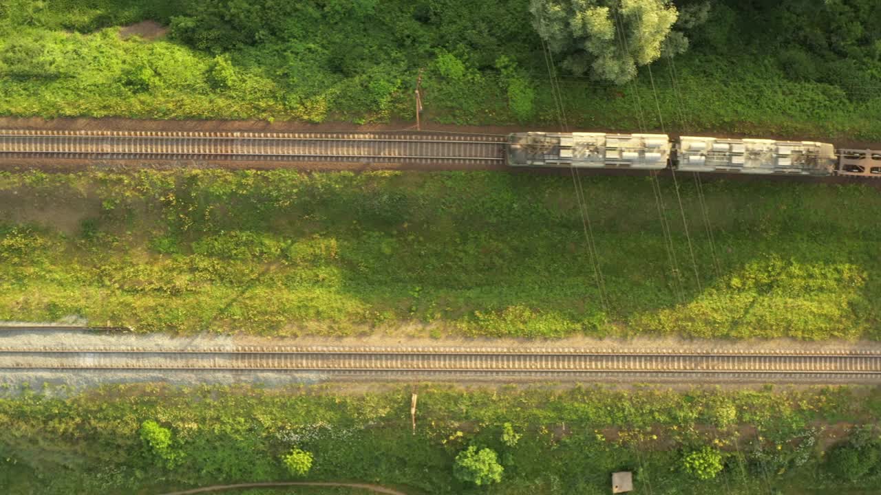 这列火车乘铁路桥旅行。鸟瞰图。视频素材