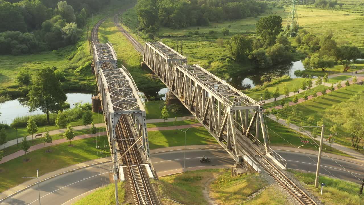 这列火车乘铁路桥旅行。鸟瞰图。视频素材