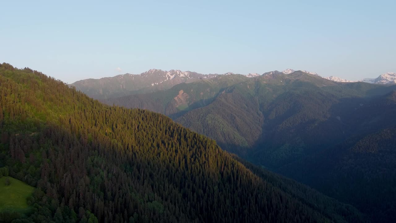 山巅下的夕阳视频素材