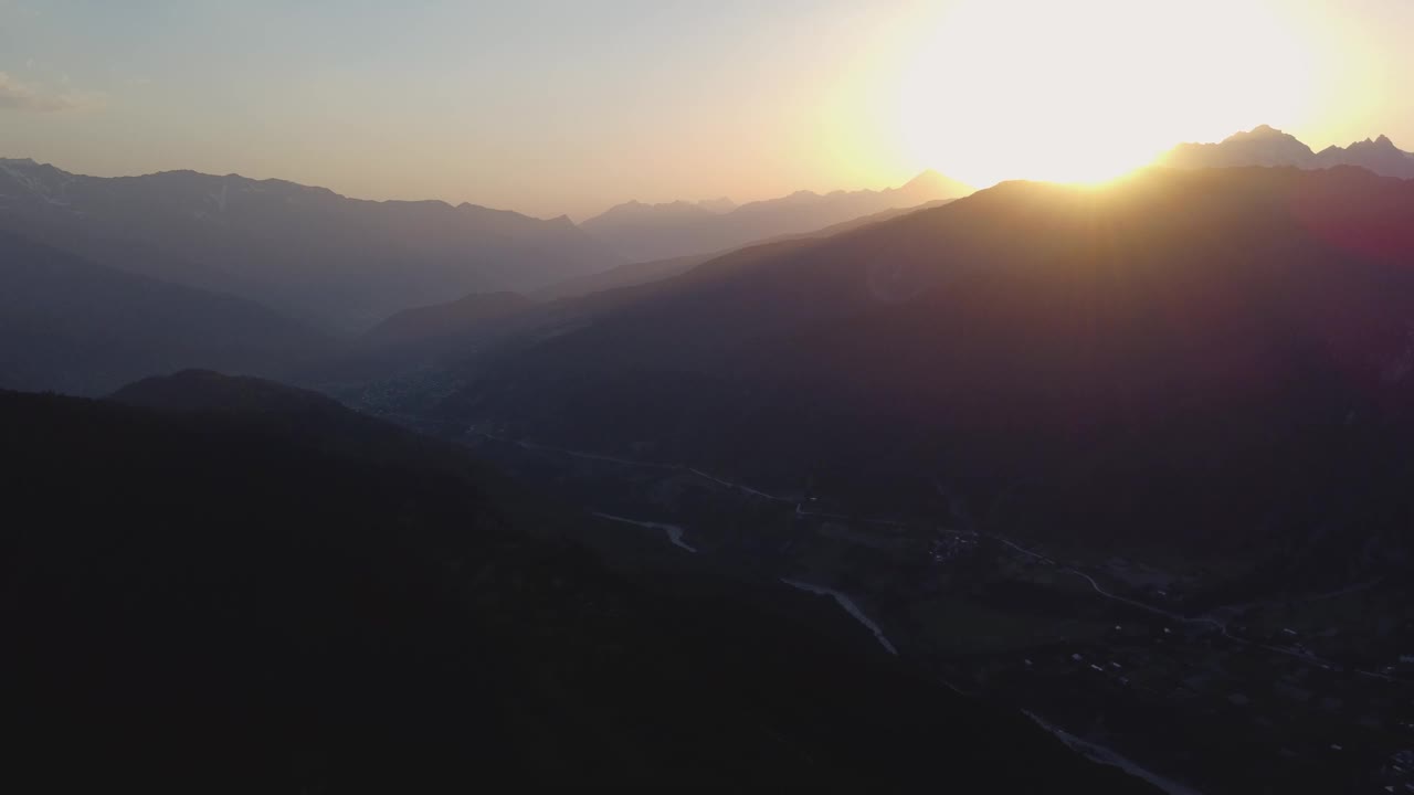 山巅下的夕阳视频素材