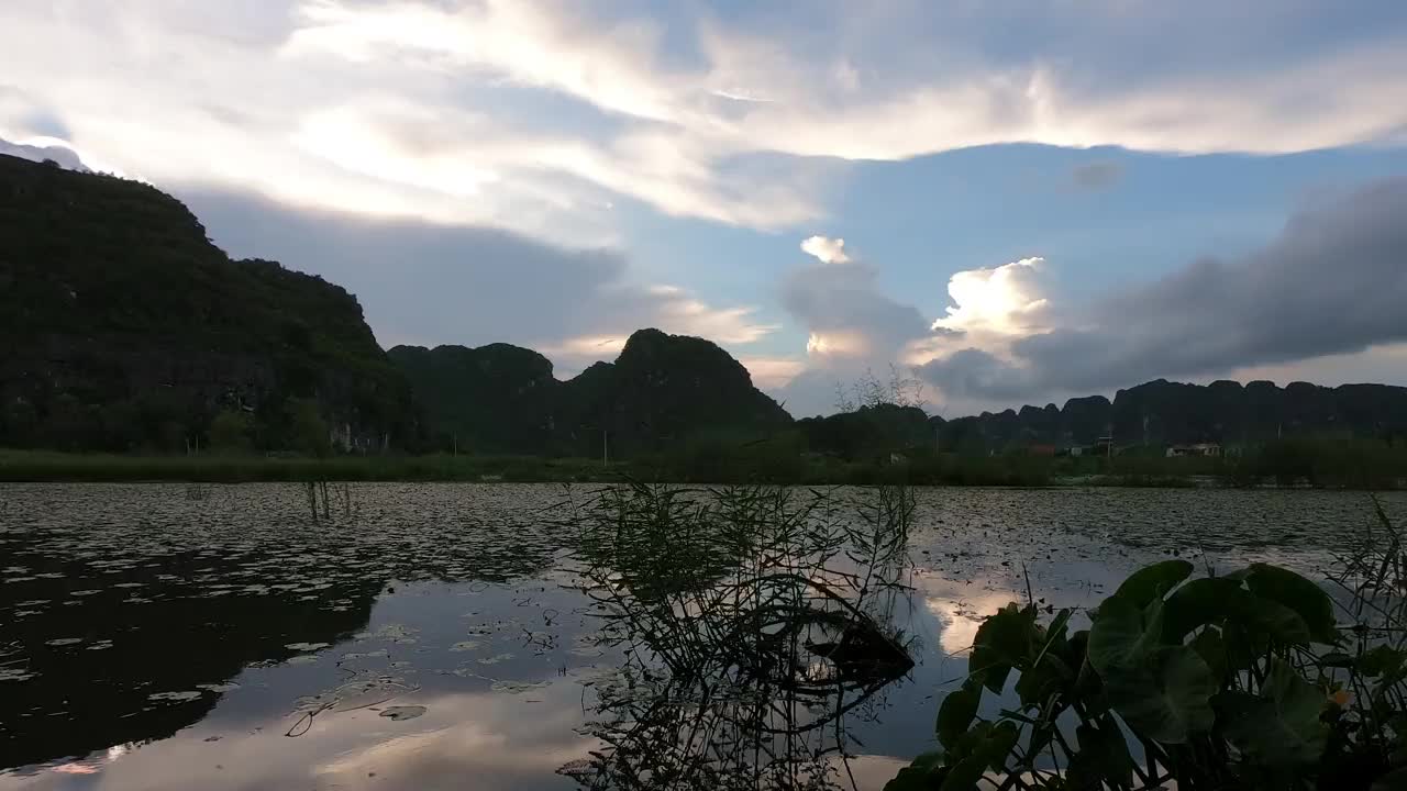 越南宁平湖边的石灰岩山脉日落。美丽的景色。时间流逝视频素材