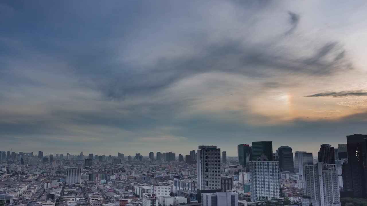 大城市上空戏剧性的天空。曼谷上空乌云的延时镜头。鸟瞰图城市景观背景。高层建筑摩天大楼日出颜色早晨。泰国全景视频素材