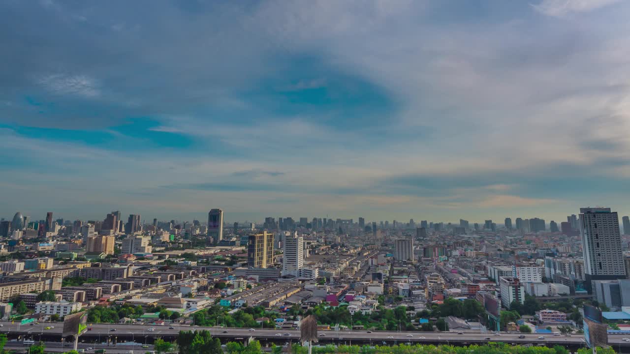 大城市上空的延时天空。大城市上空白云的画面。鸟瞰图城市景观背景。高层建筑摩天大楼日出颜色早晨。泰国全景视频素材