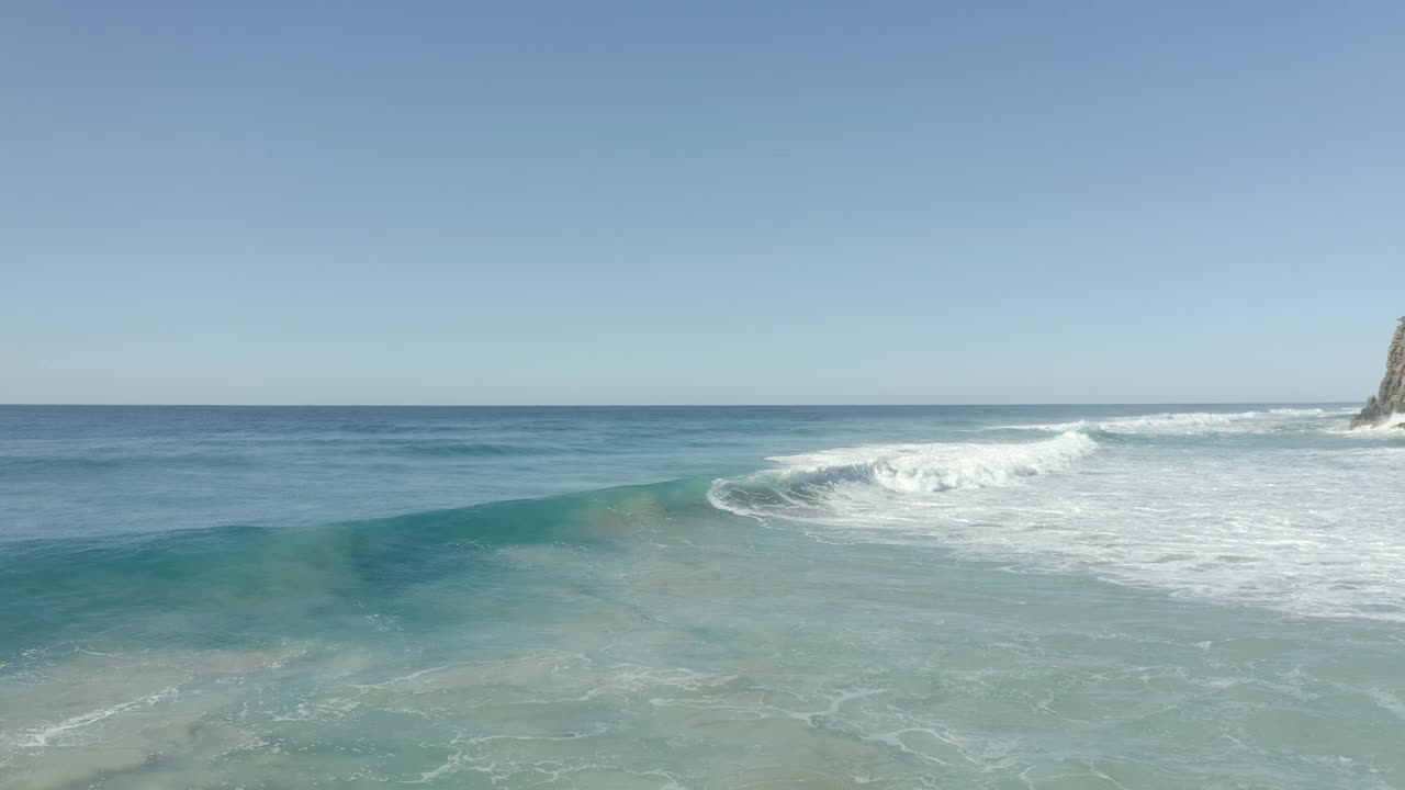 无人机拍摄完美的冲浪海浪旁边的美丽的海滩在澳大利亚。视频素材