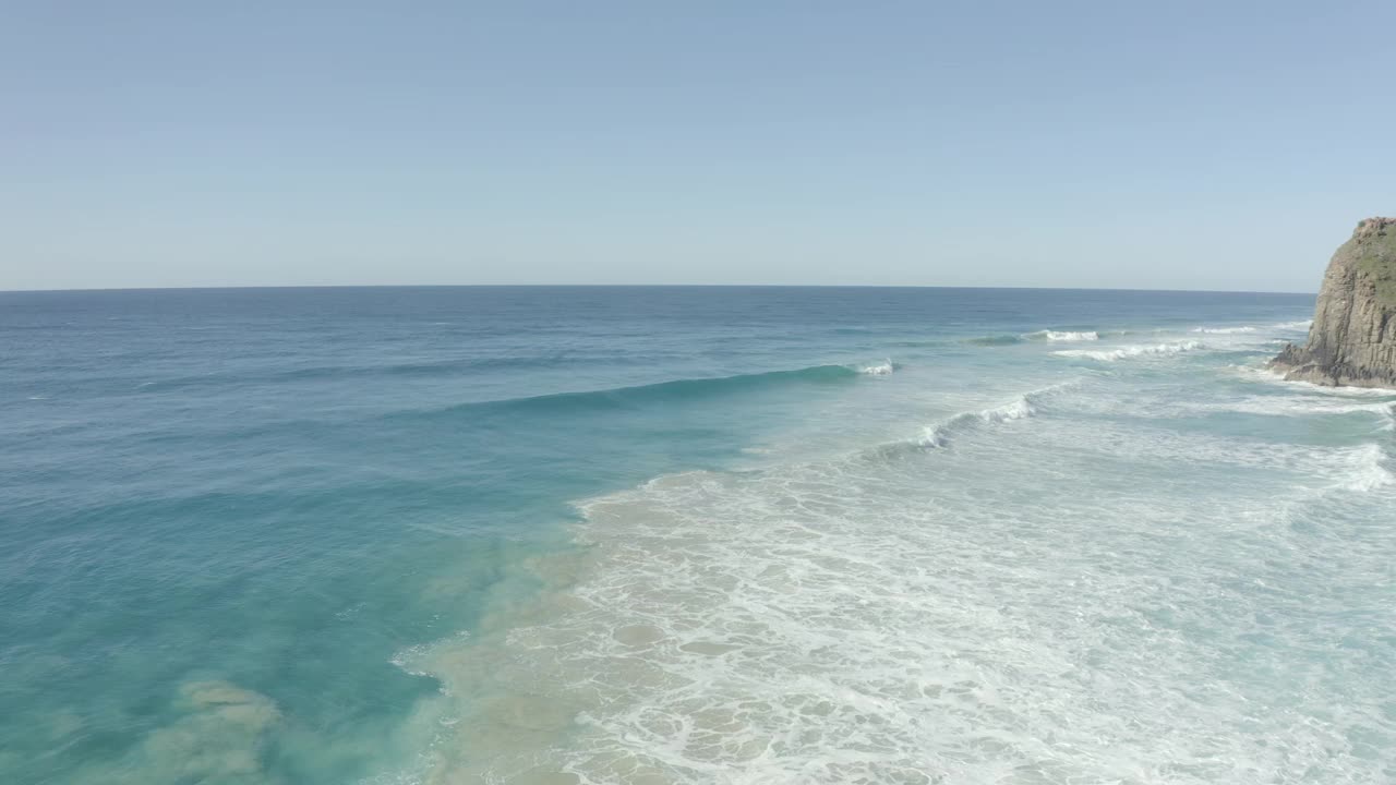 无人机拍摄完美的冲浪海浪旁边的美丽的海滩在澳大利亚。视频素材