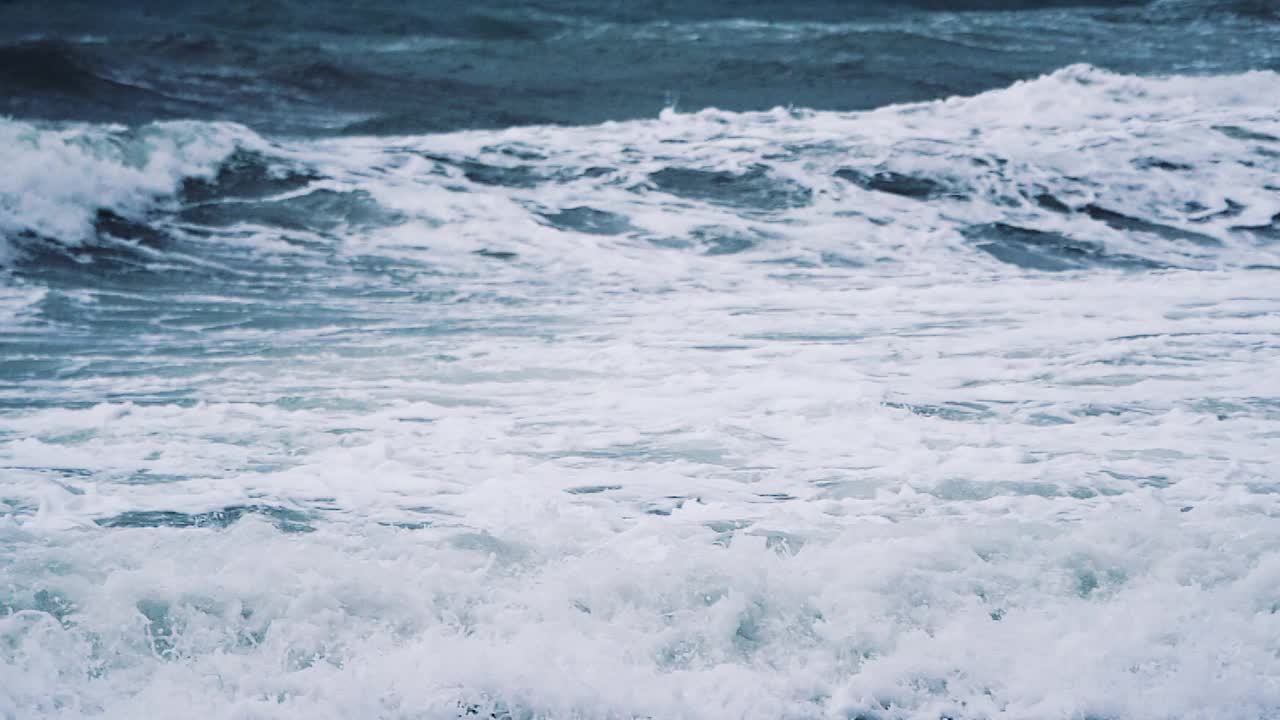 有风的天气，有暴风雨，海浪很大。缓慢的运动。暴风雨中的海浪。视频下载