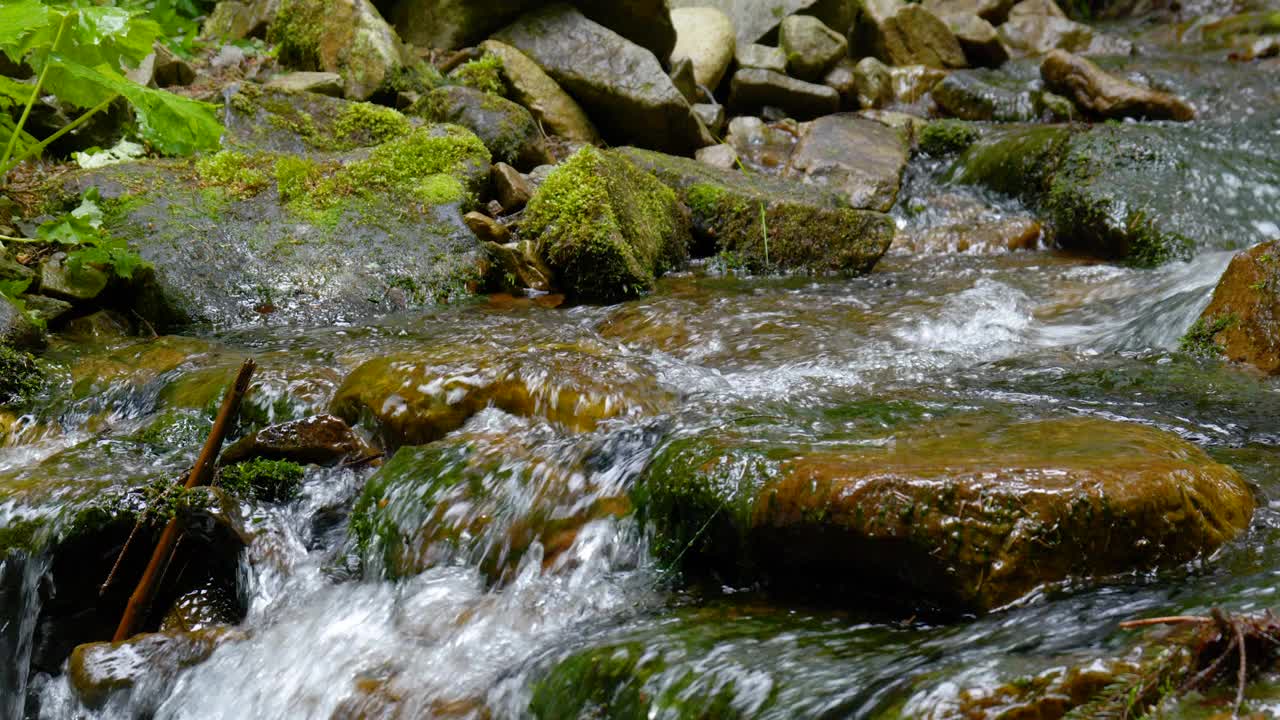 复古皮革登山靴徒步旅行者滚动山溪的特写视频素材