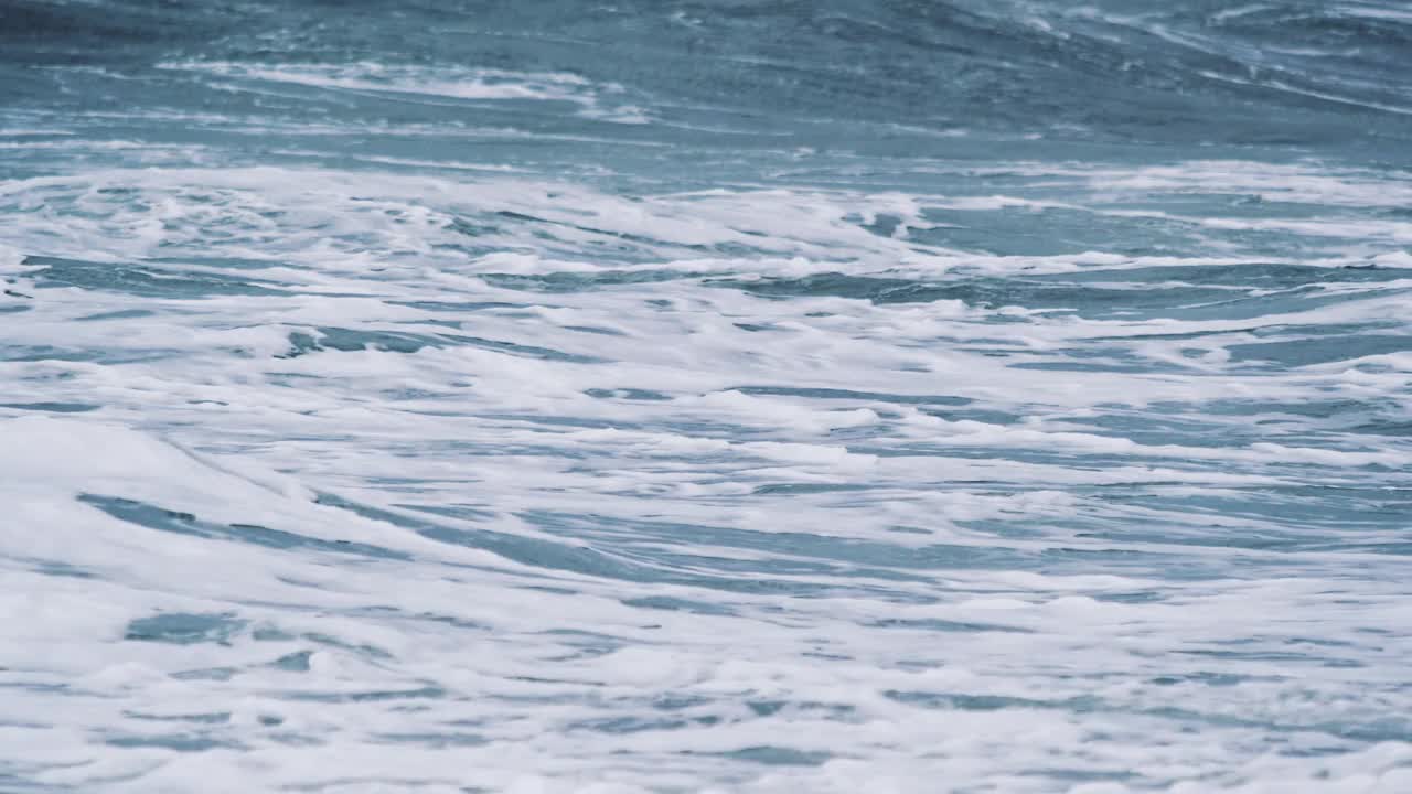 有风的天气，有暴风雨，海浪很大。缓慢的运动。暴风雨中的海浪。视频下载