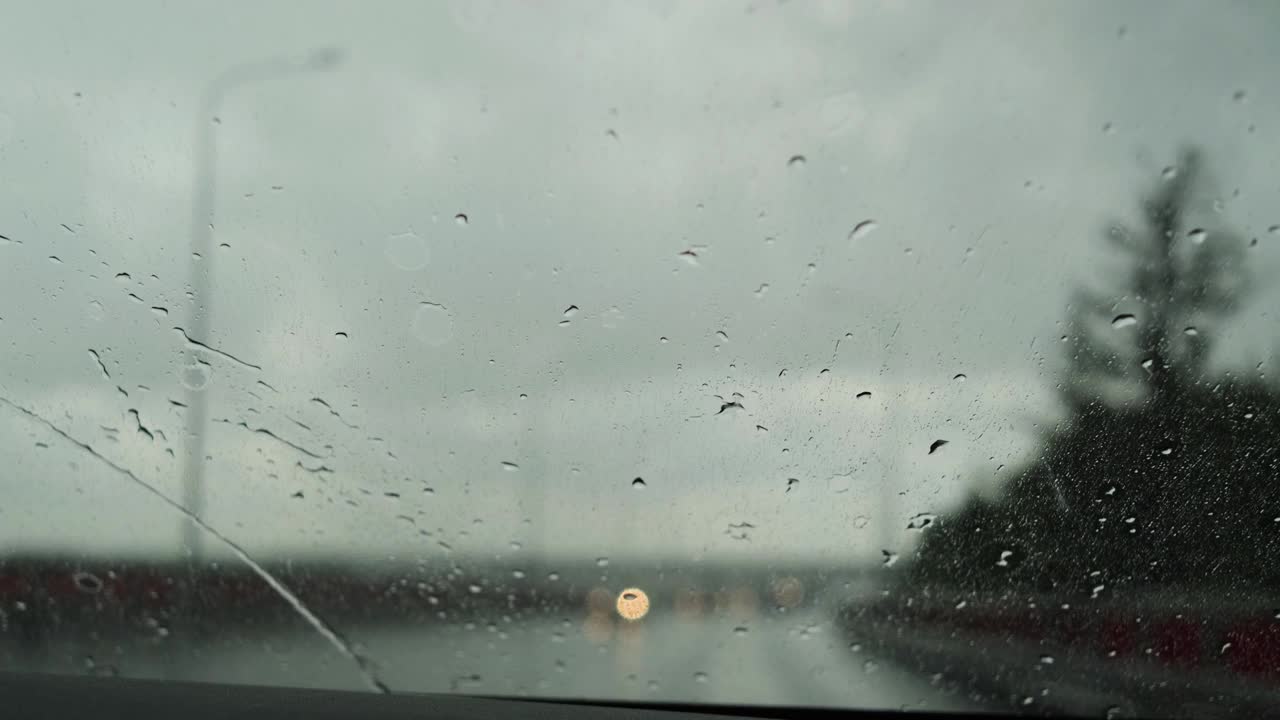 雨点落在汽车的挡风玻璃上。视频素材