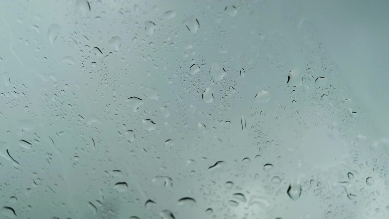 雨点落在汽车的挡风玻璃上。视频素材
